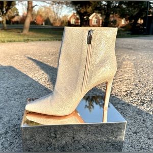 NWOT!✨Nine West!✨”TIPSY”🥂Holiday🎄Silver❄️Stiletto Heel/Zip booties/size-7.5